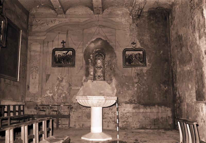 Intérieur ; chapelle et baptistère.