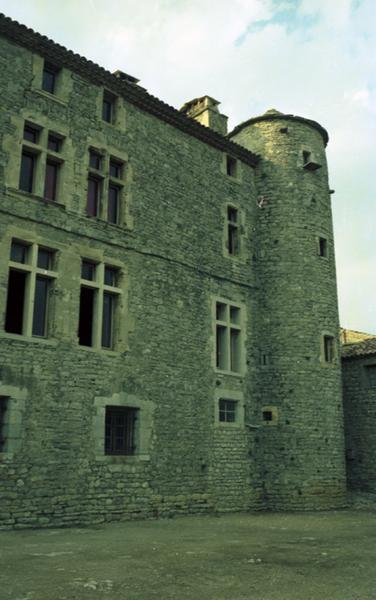 Bâtiment et sa tourelle d'angle.