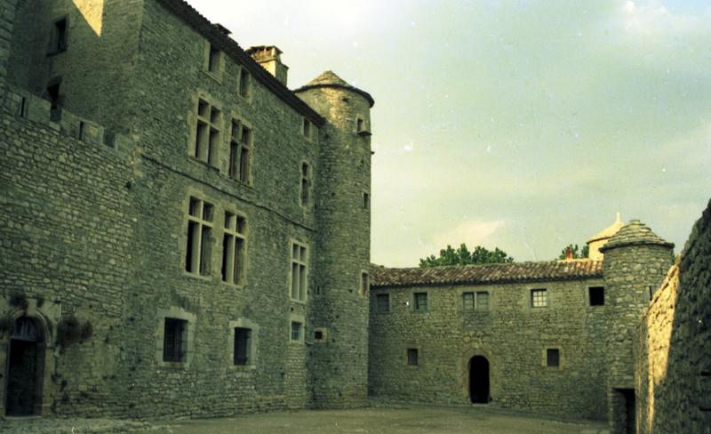 Bâtiment et sa tourelle d'angle.