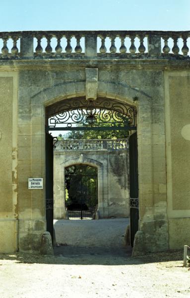 Panneau à l'entrée du château de la Mogère.