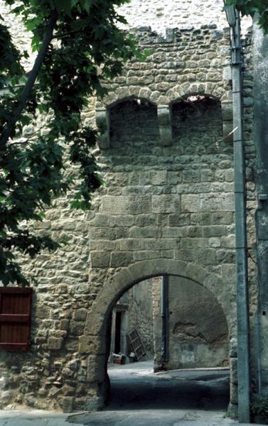 Porte fortifiée avec machicoulis.