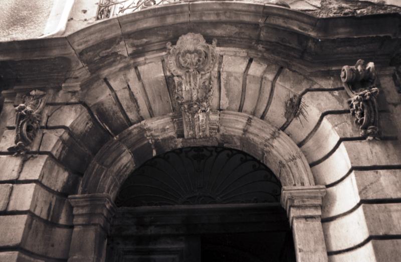 Détail des éléments sculptés de la porte.