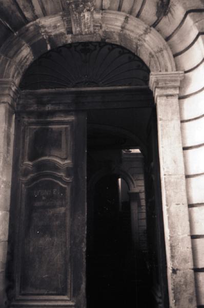 Détail de l'encadrement de la porte.