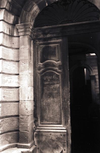 Détail de l'encadrement de la porte.