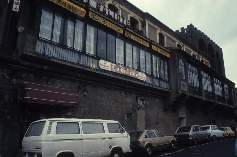 Façade du rez-de-chaussée sur le quai.