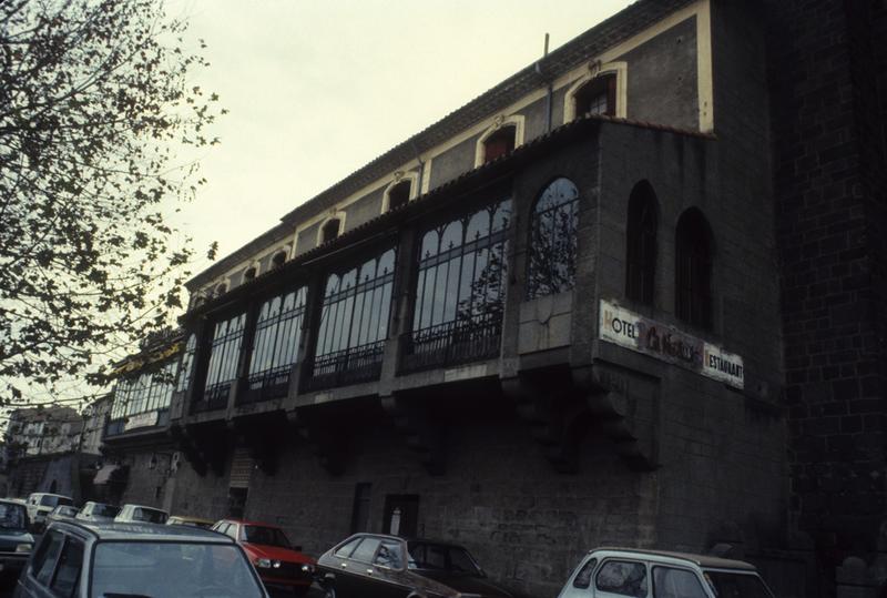 Façade du rez-de-chaussée sur le quai.