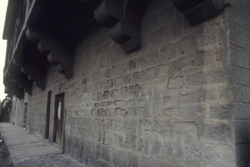 Façade rez-de-chaussée sur le quai.