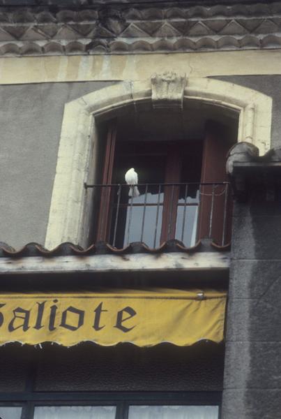 façade de l'étage sur le quai ; détail du décor.