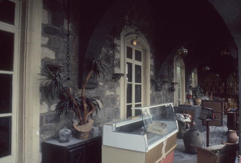 façade du 1er étage sur le quai (sous galerie en véranda) ; détail du décor.