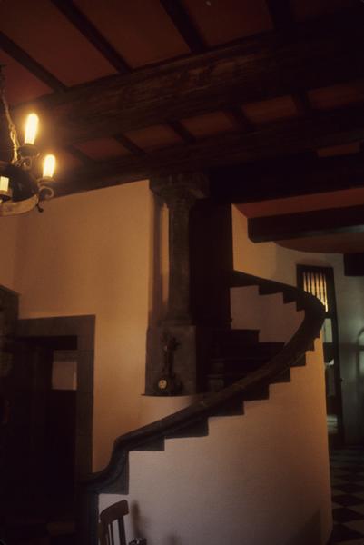 Vue intérieure (actuel restaurant La Galiote) ; rez-de-chaussée, escalier vers le premier étage avec colonne médiévale.