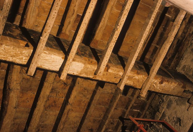 Vue intérieure (actuelle salle du restaurant La Galiote) ; plancher aux poutres peintes.