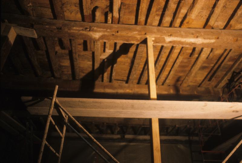 Vue intérieure ; plancher aux poutres peintes, au-dessus du plafond de l'actuelle salle du restaurant La Galiote.