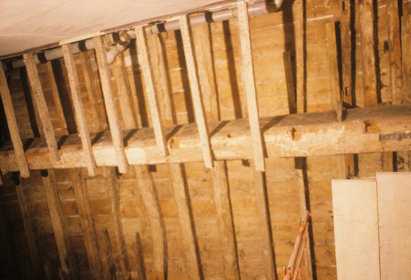 Vue intérieure ; plancher aux poutres peintes, au-dessus du plafond de l'actuelle salle du restaurant La Galiote.