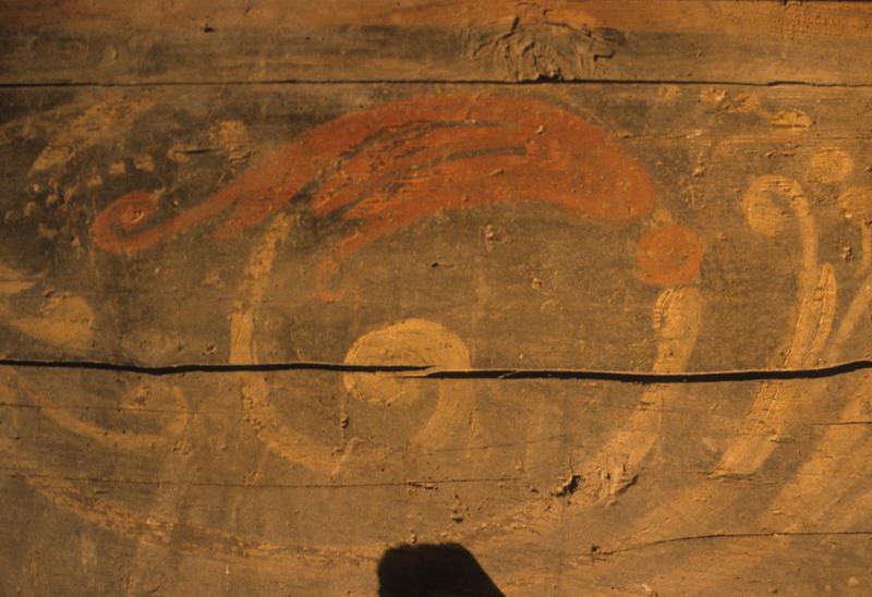 Vue intérieure ; plancher aux poutres peintes, au-dessus du plafond de l'actuelle salle du restaurant La Galiote ; détail des peintures.