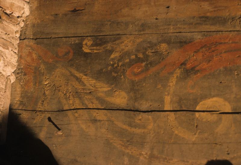 Vue intérieure ; plancher aux poutres peintes, au-dessus du plafond de l'actuelle salle du restaurant La Galiote; détail des peintures ; rinceau.