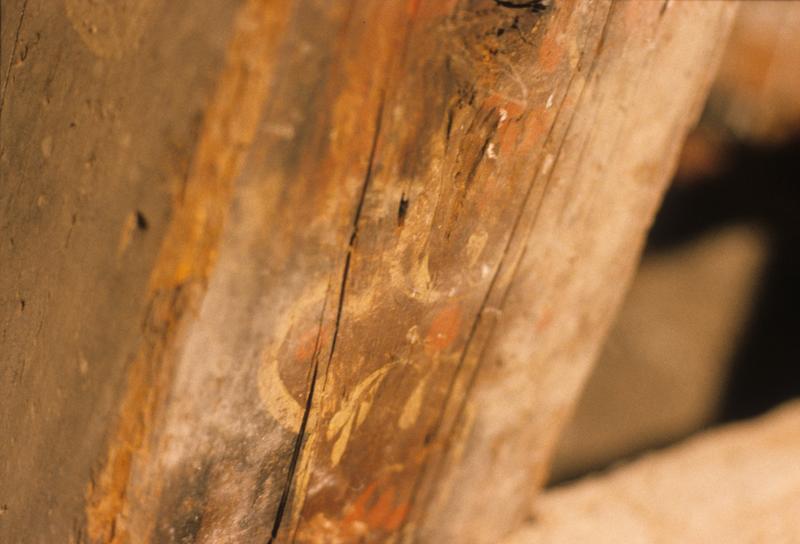 Vue intérieure ; plancher aux poutres peintes, au-dessus du plafond de l'actuelle salle du restaurant La Galiote; détail des peintures ; rinceau.