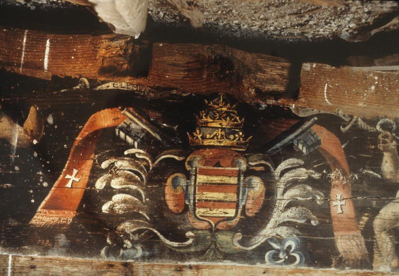 Vue intérieure ; plancher aux poutres peintes, au-dessus du plafond de l'actuelle salle du restaurant La Galiote; détail des peintures ; armes pontificales.