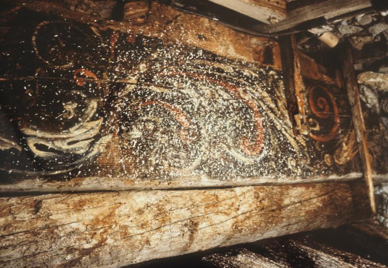 Vue intérieure ; plancher aux poutres peintes, au-dessus du plafond de l'actuelle salle du restaurant La Galiote; détail des peintures ; rinceaux.