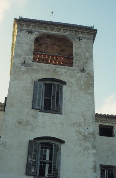 Tour du bâtiment central.