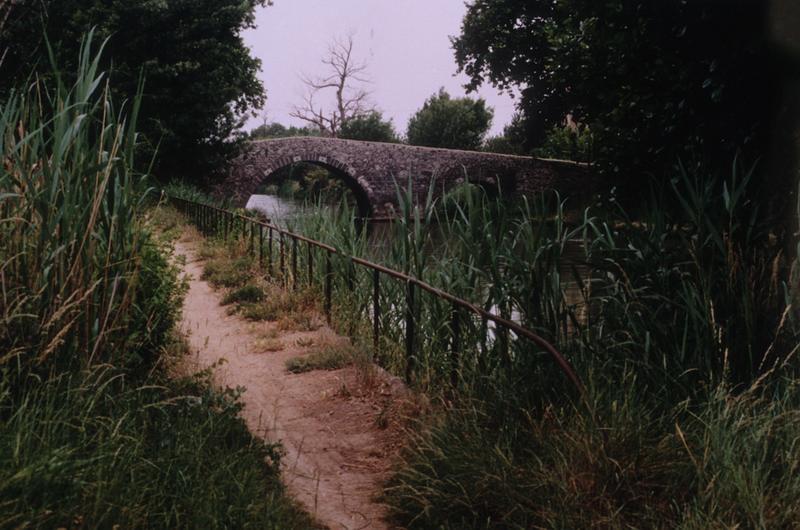 Vue du canal, du pont Saint-Joseph et d'un passelis.