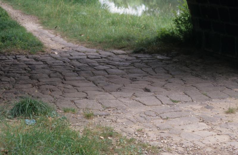 Pont Saint-Joseph ; détail du chemin de pierre sous une arcade.