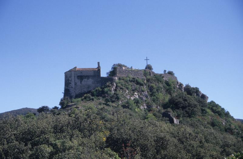 Vue d'ensemble de la partie haute du site et de la chapelle depuis le bas.