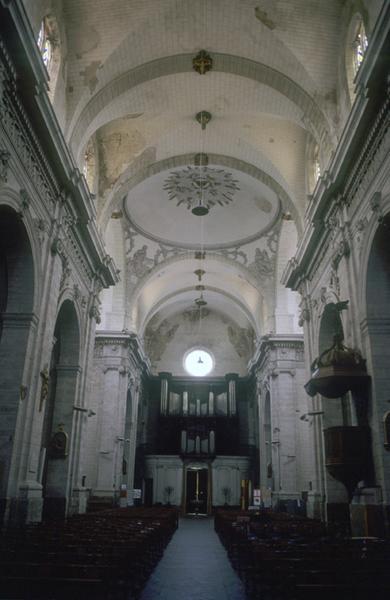 Intérieur ; nef et partie ouest abritant l'orgue.