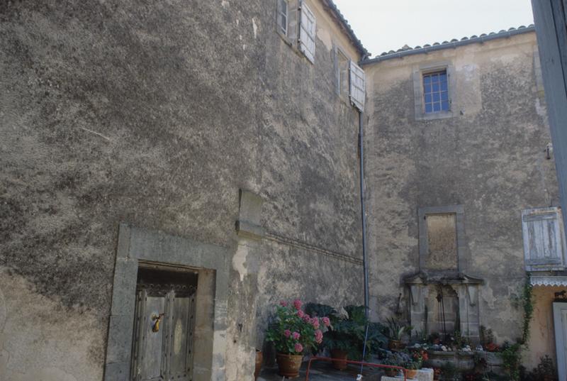 Cours intérieure et façades.