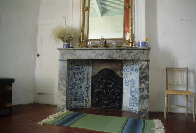 Interieur ; cheminée décorée de carreaux de faïence anciens.