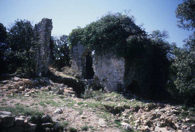 Vestiges ; ruines bâtiment annexe.