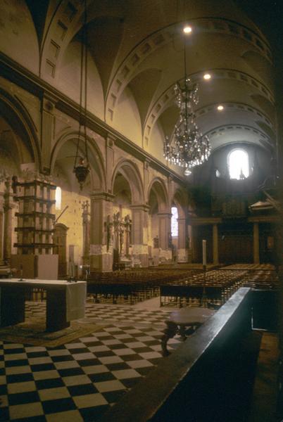 Intérieur ; Nef avant travaux.