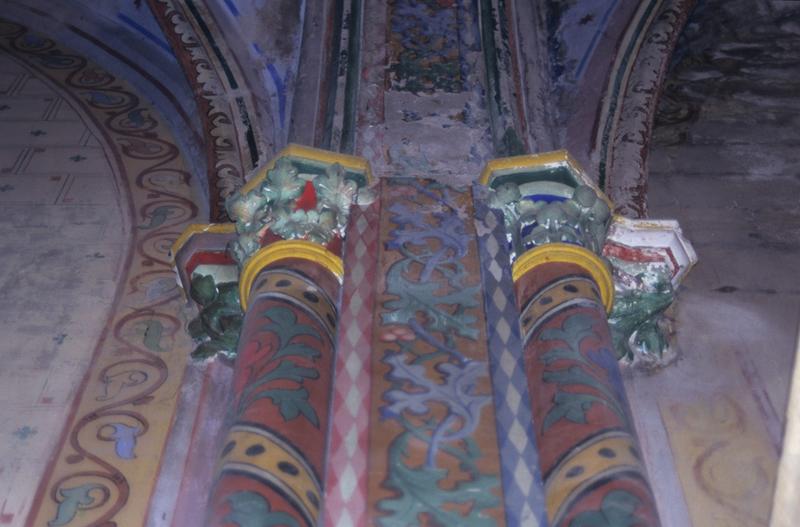 Intérieur ; chapelle latérale au décor néo-gothique ; chapiteaux et colonnes.