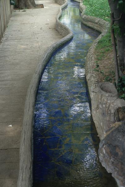 Chemin d'eau en faïence bleue.