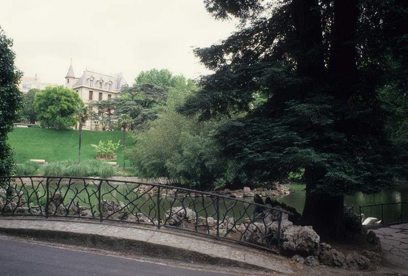 Pont à balustrade en faux bois au-dessus du lac.