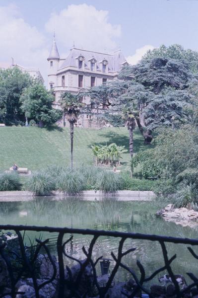 Pont, lac et maison.