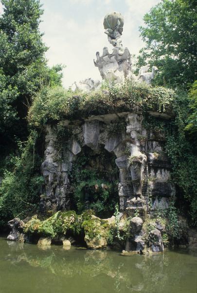 Fontaine au titan ; vue d'ensemble du bas.