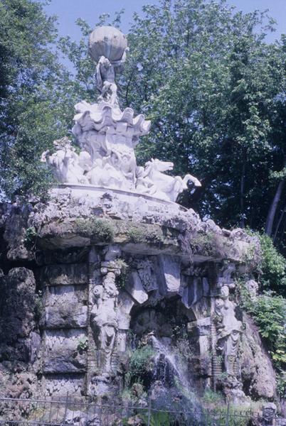 Fontaine au titan ; vue d'ensemble du bas.