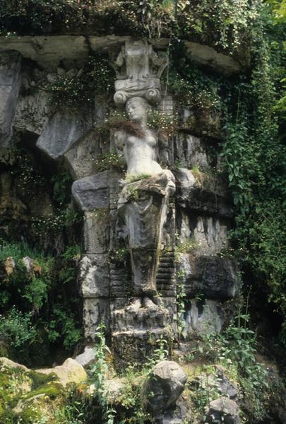 Fontaine au titan ; niveau inférieur ; cariatide.