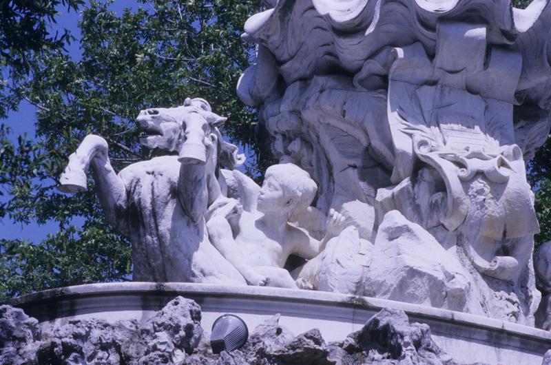 Fontaine au titan ; niveau supérieur ; détails.