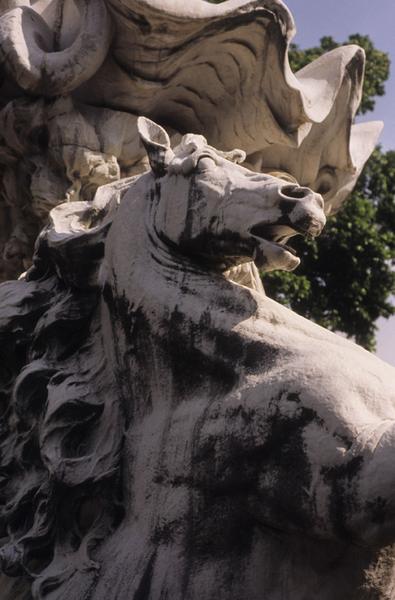 Fontaine au titan ; détails ; tête de cheval.