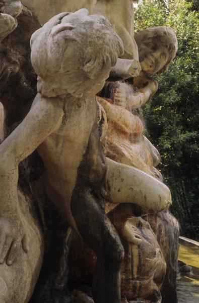 Fontaine au titan ; détails ; enfant.