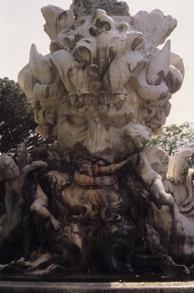 Fontaine au titan ; détails ; visage du Titan.