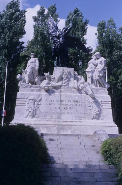 Monument aux morts et à la Victoire.