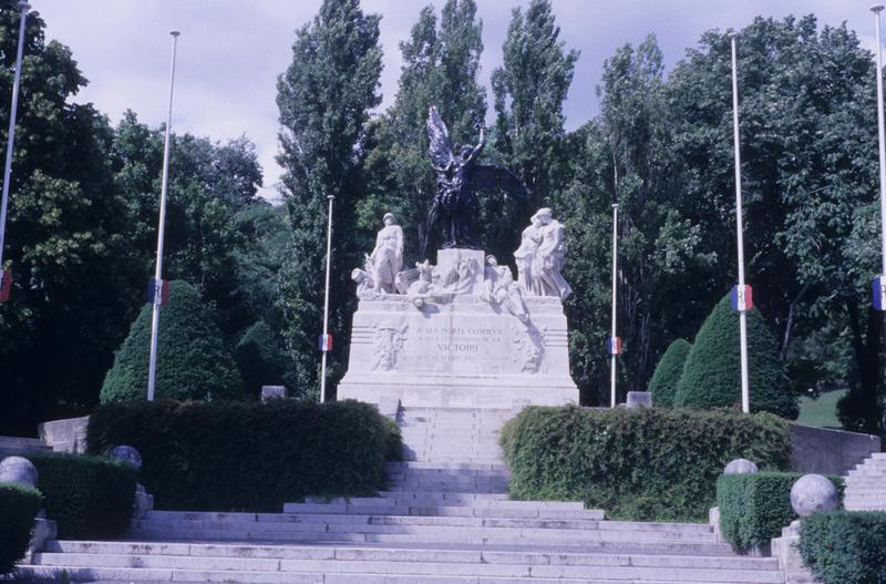 Monument aux morts et à la Victoire.