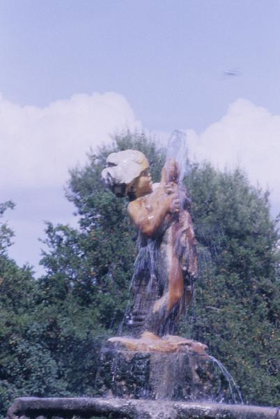 Statue de l'Enfant au poisson, au centre d'un bassin.