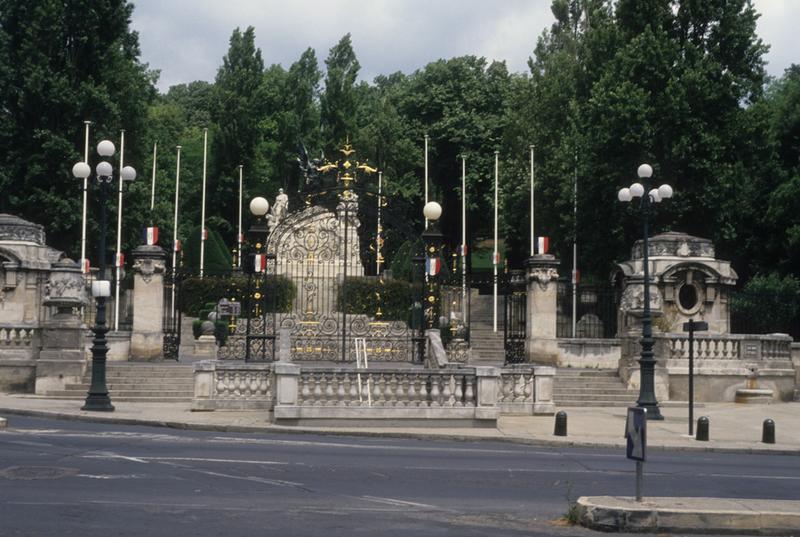 Entrée du jardin, son escalier et son portail et monument aux morts et à la Victoire.