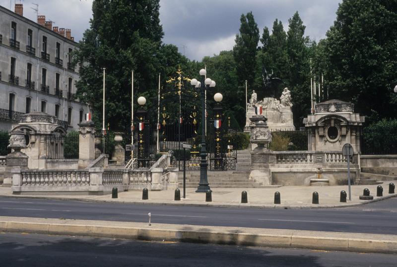 Entrée du jardin, son escalier et son portail et monument aux morts et à la Victoire.