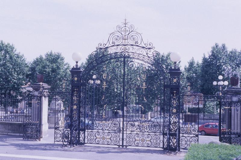 Entrée du jardin et son portail en ferronnerie.