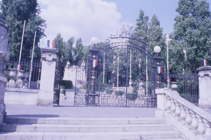 Entrée du jardin, son escalier et son portail.