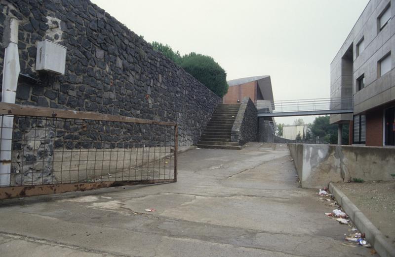 Portail d'entrée et logements partie sud.